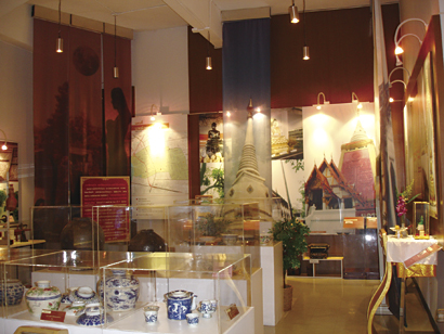仏塔3階にあるバンコク地方博物館。プラカノン地区の歴史を紹介している